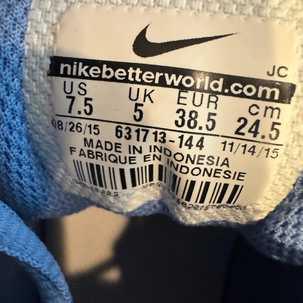 Nike Women's Vapor Court Shoes in Blue and White - Picture 6 of 7